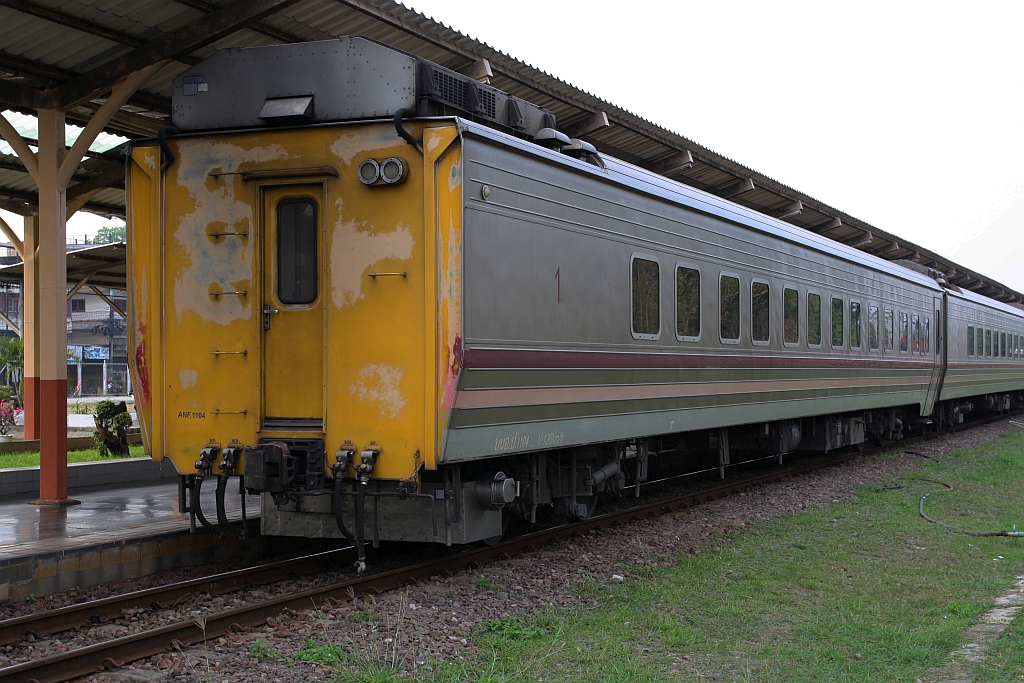บนอ.ป.1104 (บนอ.ป.=ANF./Air-conditioned First Class Day & Night Coach, Hersteller: CRRC Changchun, Bauj. 2016) am 21.März 2023 als erster Wagen des bereitgestellten SpExp 10 nach Krung Thep Aphiwat in der Chiang Mai Station.