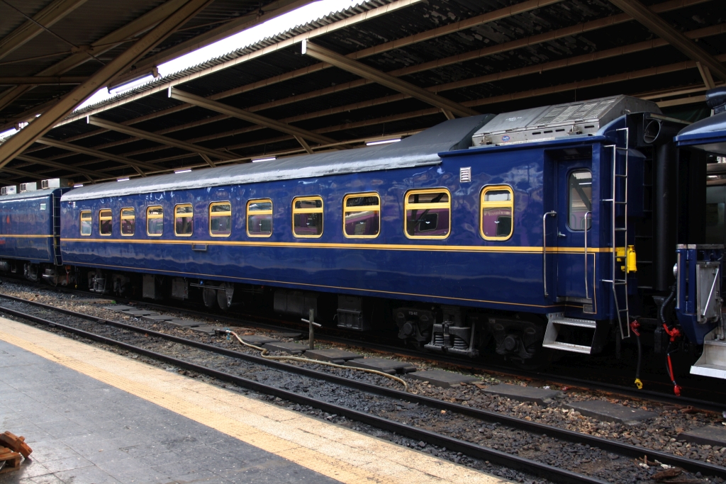 บปช.ป. 1 (บปช.ป. =ACC/Air Condition Conference Car) am 07.April 2022 in der Hua Lamphong Station. Der Wagen wurde 2001 aus dem บนอ.ป.5 (บนอ.ป.=ANF./Air-Conditioned First Class Day & Night Coach) Baujahr 1968, Kisha Seizo/Japan umgebaut.