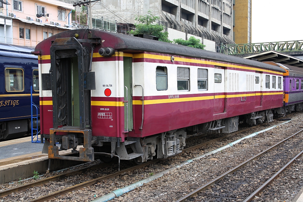 บพห. 1008 (บพห.=BFV./Bogie Full Van) am 27.März 2017 im Bf. Hua Lamphong.