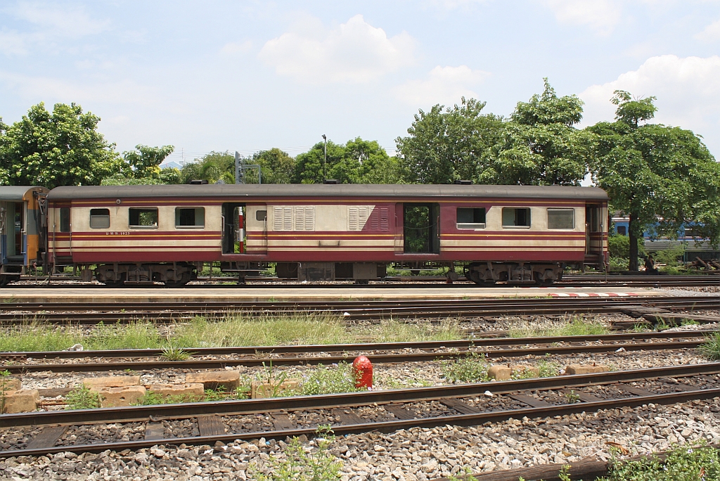 บพห. 1023 (บพห.=BFV./Bogie Full Van) am 28.Mai 2013 im Bf. Hua Lamphong. 


