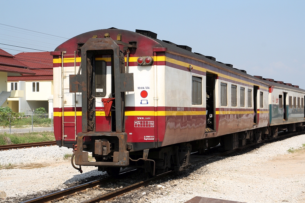 บพห. 1101 (บพห.=BFV./Bogie Full Van) eingereiht als letztes Fahrzeug des täglich verkehrenden Parcels Train 986 (Su-Ngai Kolok - Hua Lamphong) am 09.Dezember 2023 in der Prachuap Khiri Khan Station.