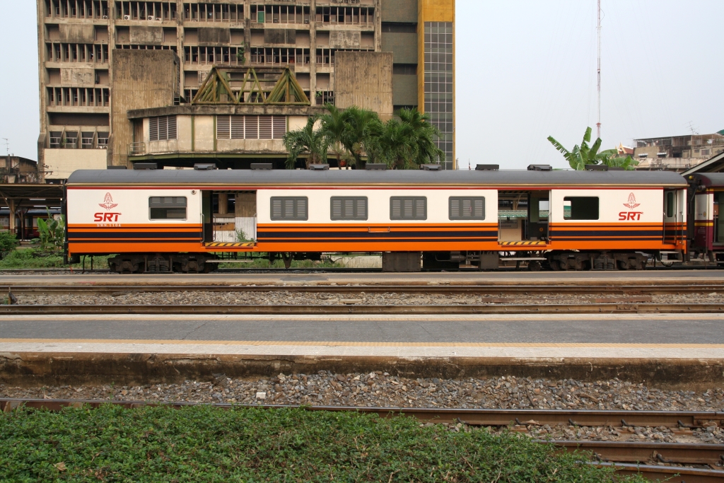 บพห. 1104 (บพห.=BFV./Bogie Full Van) am 07.April 2022 in der Hua Lamphong Station. Der aufmerksame Bilderbetrachter wird bestimmt bemerkt haben, daß es bei den SRT schon wieder eine neue Farbvariante gibt.
