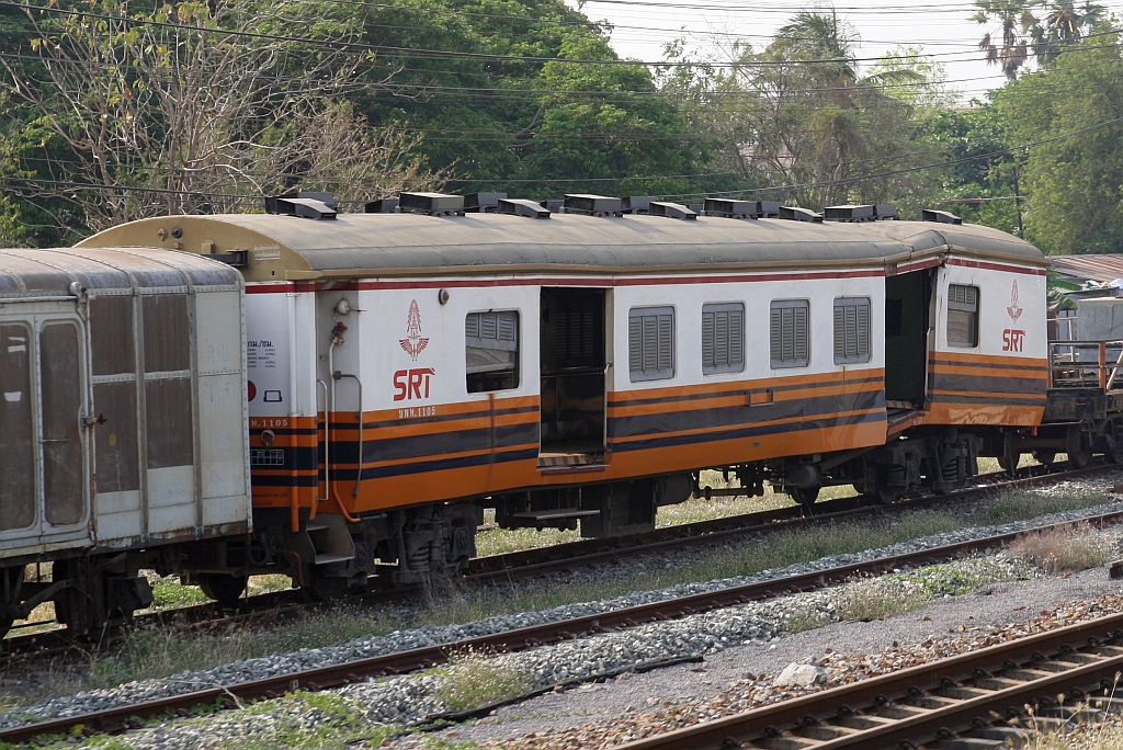 บพห. 1105 (บพห.=BFV./Bogie Full Van) am 23.März 2025 abgstellt im südlichem Bereich der Nakhon Sawan Station.  -  Der Wagen war hinter der HID 4508 im Exp. 109 (Krung Thep Aphiwat - Chiang Mai) gereiht, als dieser am 19.Jänner 2024 um 19:34 auf der EK im Strecken-Km 272,50 zwischen Khlong Plakot und Chumsaeng mit einem, mit einem Raupenschaufelbagger beladenen, Tieflade-Sattelschlepper zusammenstieß. Dabei wurde der Führerstand der, mit dem vorderem Drehgestell entgleisten 4508 auf der rechten Seite um 2 Meter nach hinten verschoben und der, als Vertretung eingesprungene, Lokführer eingequetscht. Seine Leiche konnte unter Einsatz von schwerem Bergegeräten erst nach Stunden geborgen werden.