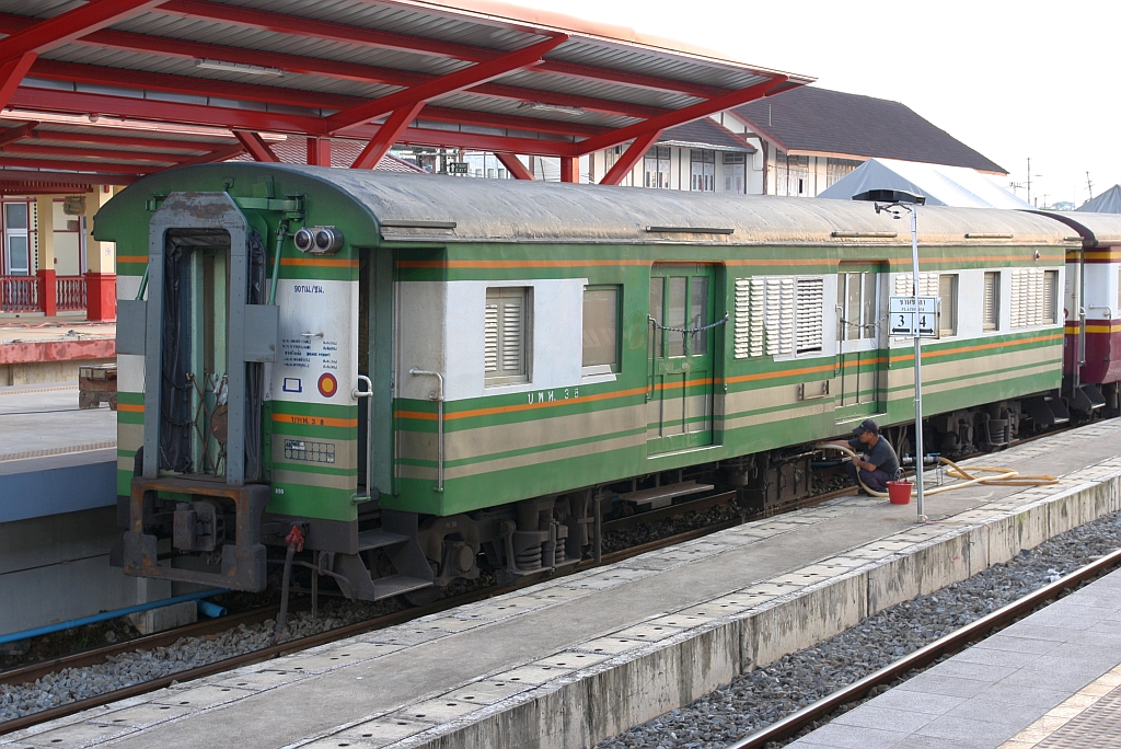 บพห. 38 (บพห.=BFV./Bogie Full Van) am 07.Dezember 2023 als erstes Fahrzeug des LOC 446 von Hat Yai im, vom 2 gleisigen Ausbau der Southern Line schon betroffenem Zielbahnhof Chumphon.