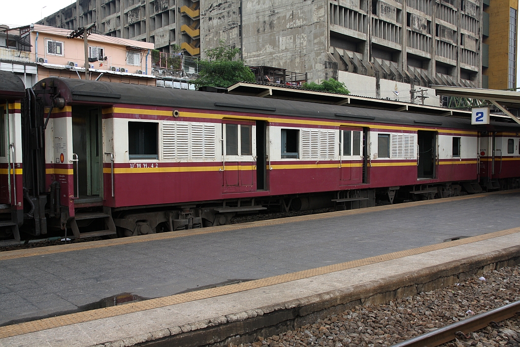 บพห. 42 (บพห.=BFV./Bogie Full Van) am 27.März 2017 im Bf. Hua Lamphong.