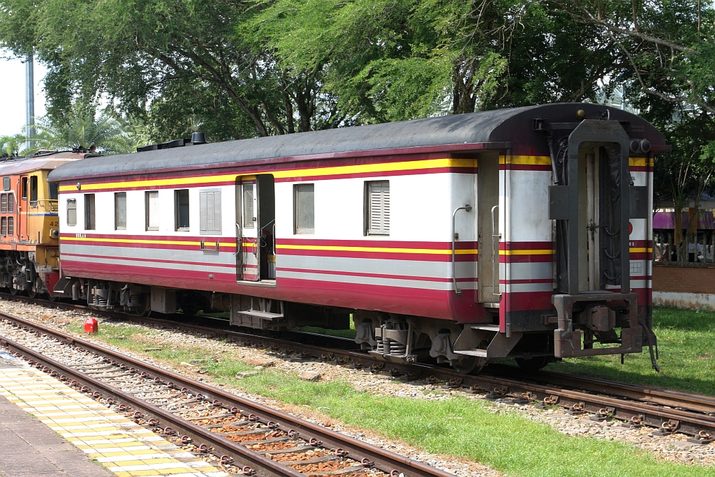 บพห. 60 (บพห.=BFV./Bogie Full Van) wird am 16.Jänner 2026 nach der Ankunft mit dem RAP 167 von Krung Thep Aphiwat in der Kantang Station für den RAP 168 nach Krung Thep Aphiwat umgereiht.