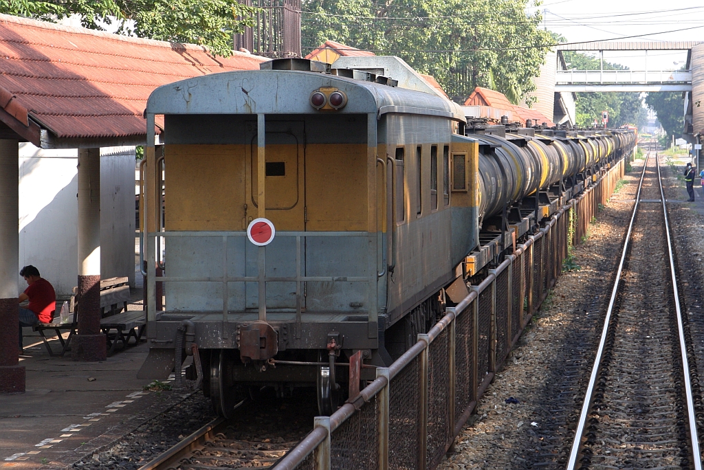 บ.พ.ห.500?? (บ.พ.ห.= B.B.V./Bogie Brake Van) am 10.Dezember 2023 als letztes Fahrzeug eines Kesselwagenzuges in der Sam Sen Station.