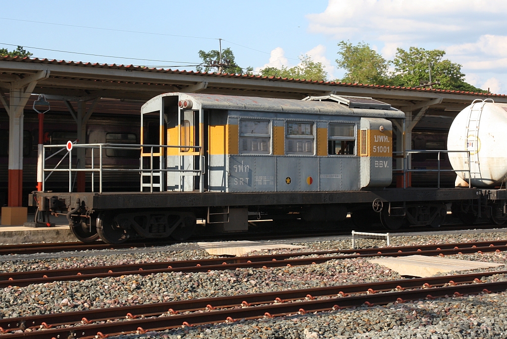 บ.พ.ห.51001 (บ.พ.ห.= B.B.V./Bogie Brake Van) am 19.Mai 2018 in der Den Chai Station.