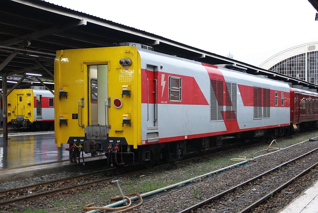 บฟก.ป. 1106 (บฟก.ป.=APVC/Air-Conditioned Power Van) am Morgen des 28.Juni 2025 in der Hua Lamphong Station.