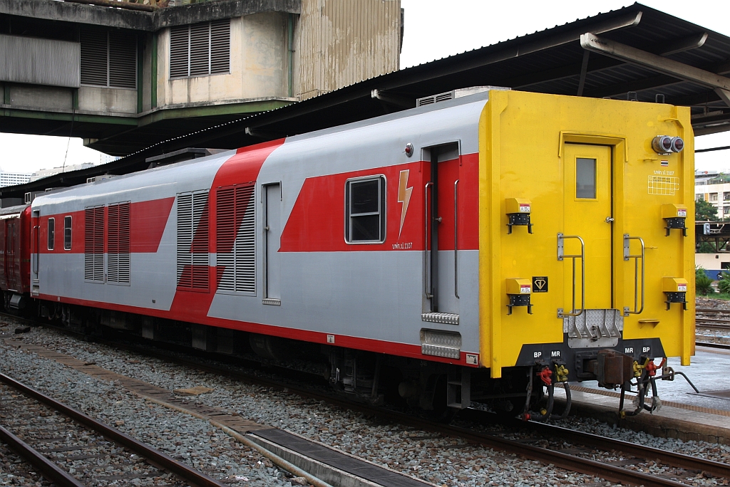 บฟก.ป. 1107 (บฟก.ป.=APVC/Air-Conditioned Power Van) als Generatorwagen der ersten Royal Blossom Garnitur am 05.Dezember 2024 in der Hua Lamphong Station.