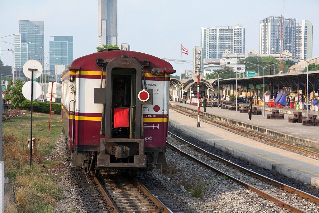 บสพ. 1015 (บสพ. =BTV./Bogie Third Class & Van) am 18.April 2026 als letztes Fahrzeug des COM 342 (Kaeng Khoi - Hua Lamphong) in der Bang Sue Junction.