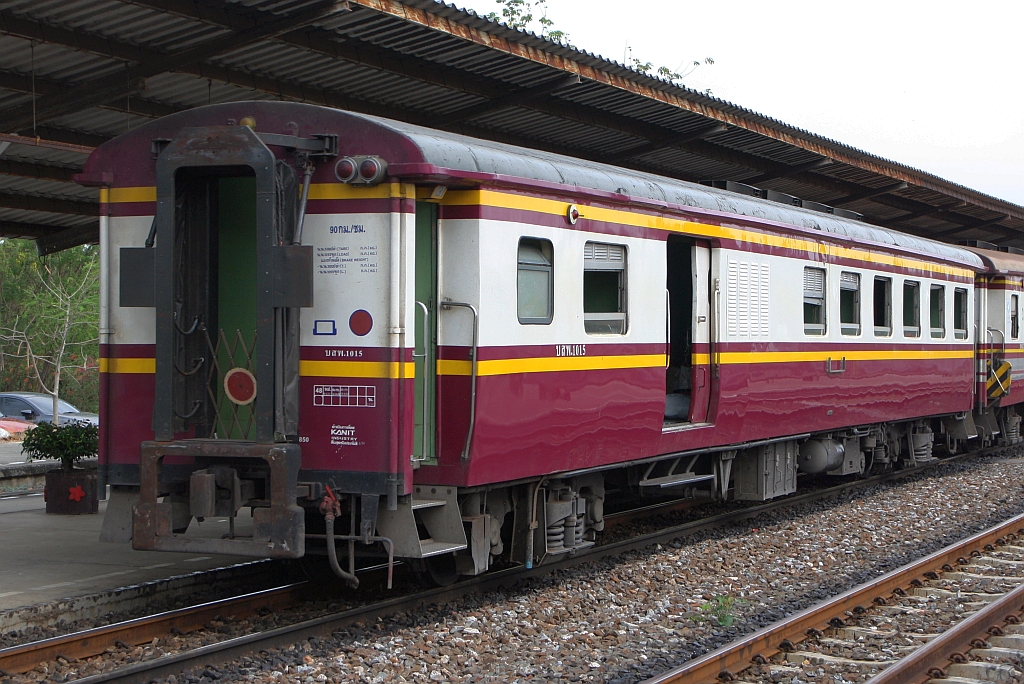บสพ.1015 (บสพ. =BTV./Bogie Third Class & Van) am 26.März 2024 als letztes Fahrzeug des RAP 111 (Krung Thep Aphiwat - Den Chai) in der Chiang Rak Station.