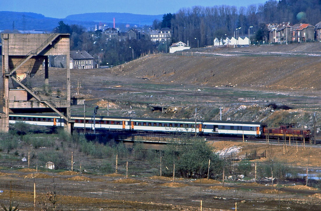 3614 durchquert eine Industriebrache bei Longwy, 08.04.1989.