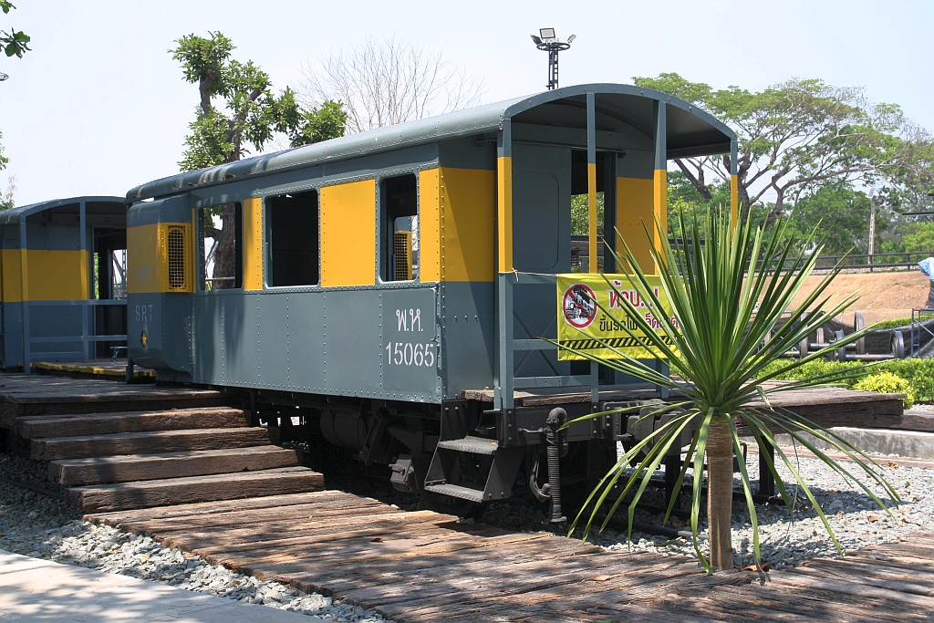 พ.ห.15065 (พ.ห.=B.V./Brake Van, Taipeh Railway Workshop / Taiwan, Bauj. 1965) ist nun im Black Bridge Railway Park in Nakhon Lampang ausgestellt. Bild vom 24.März 2023.