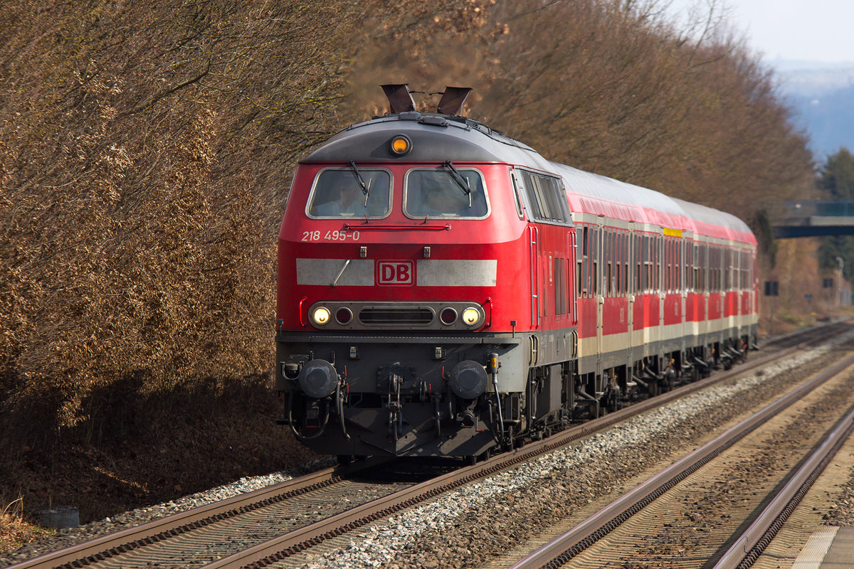 3.6.16
218 495-0 zieht ihre 4 N-Wagen gen Friedrichshafen Stadt aus Ulm kommend.