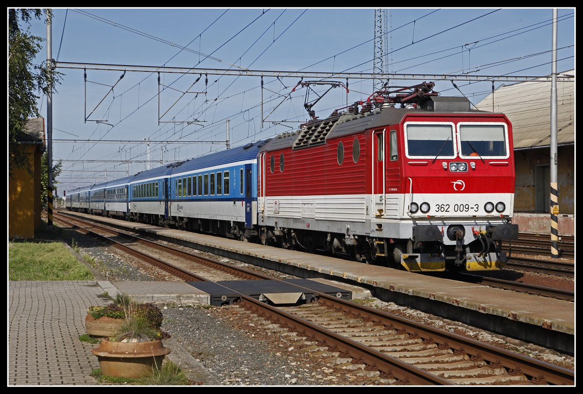 362 009 mit Schnellzug in Zajeci am 10.09.2019.
