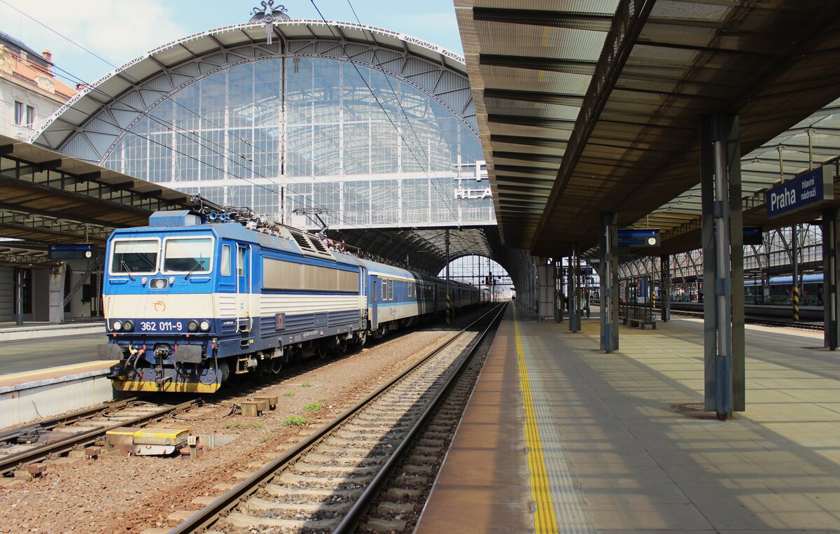 362 011-9 Zssk als EC 221 zu sehen am 02.05.22 in Praha hl.n.