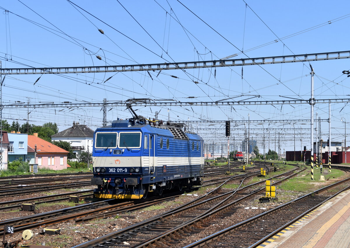 362 011, die einen Zug aus Banska Bystrica brachte, rangiert am 10.07.2020 aus dem Bahnhof Bratislava hl.st. raus in Richtung Depot