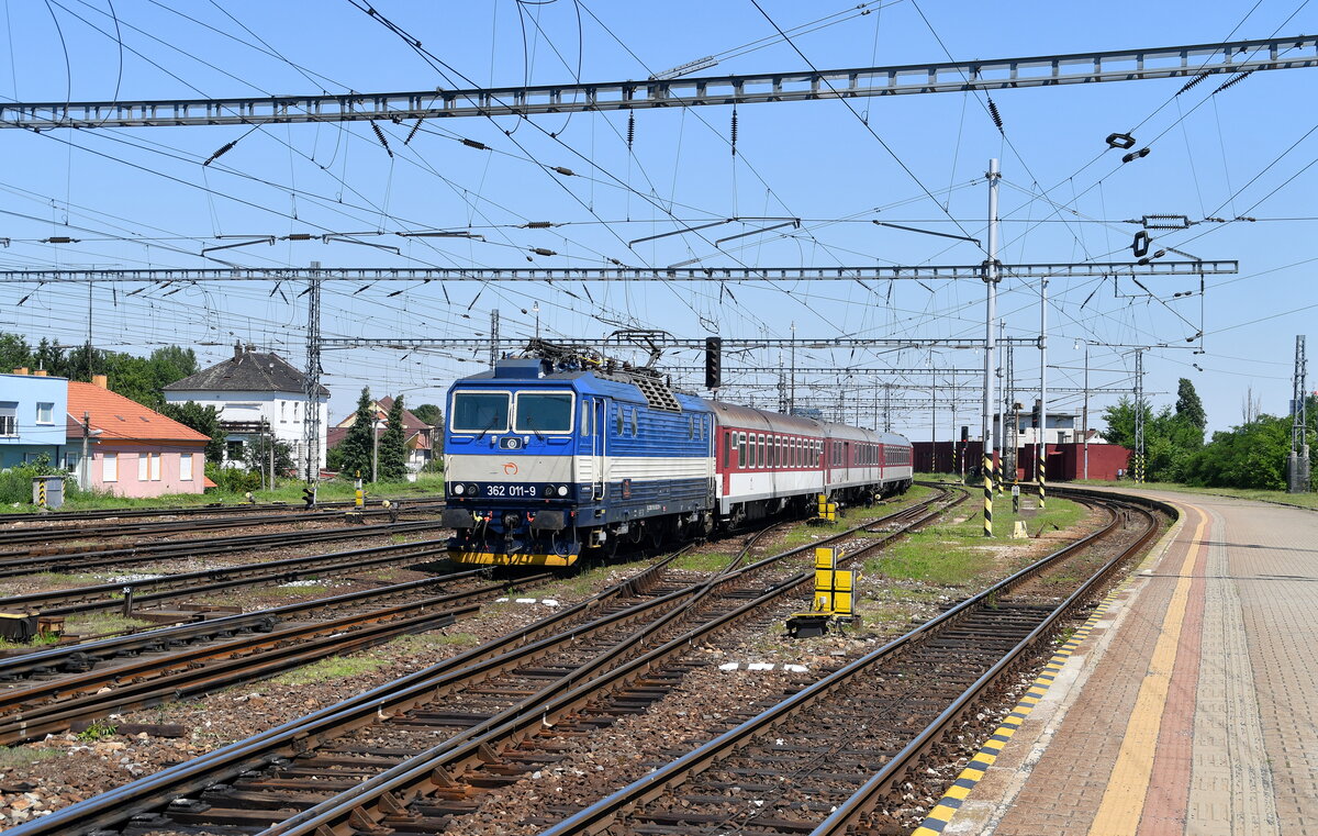 362 011 mit R 836 (Banska Bystrica - Bratislava hl.st) am 10.07.2020 bei der Einfahrt in Bratislava hlavná stanica
