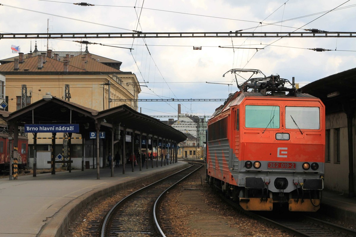 362 019-2  mit R 869 „Punkva“ Praha Hlavn Ndra-Brno Hlavn Ndra auf Bahnhof Brno Hlavn Ndra am 29-5-2013.