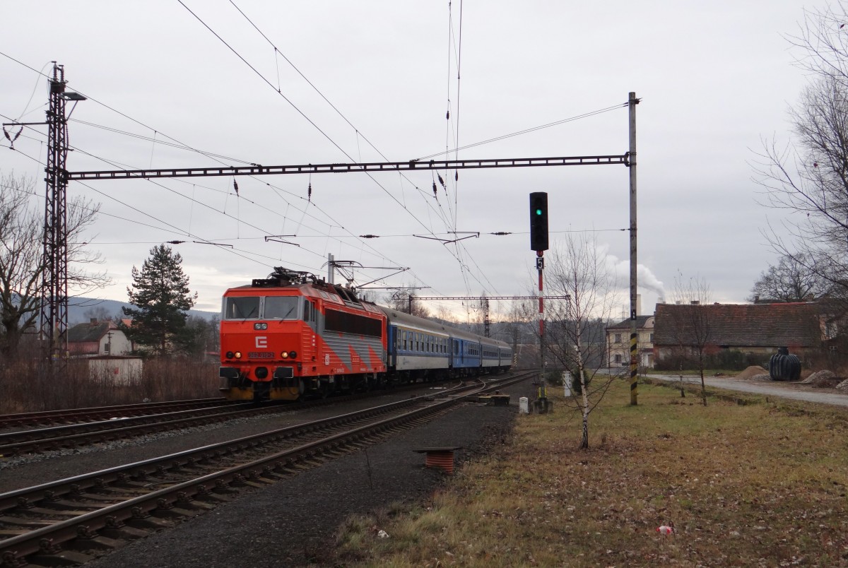 362 019 zusehen mit einem Schnellzug am 06.01.14 in Citice. Er kam von Cheb und fährt nach Prag.