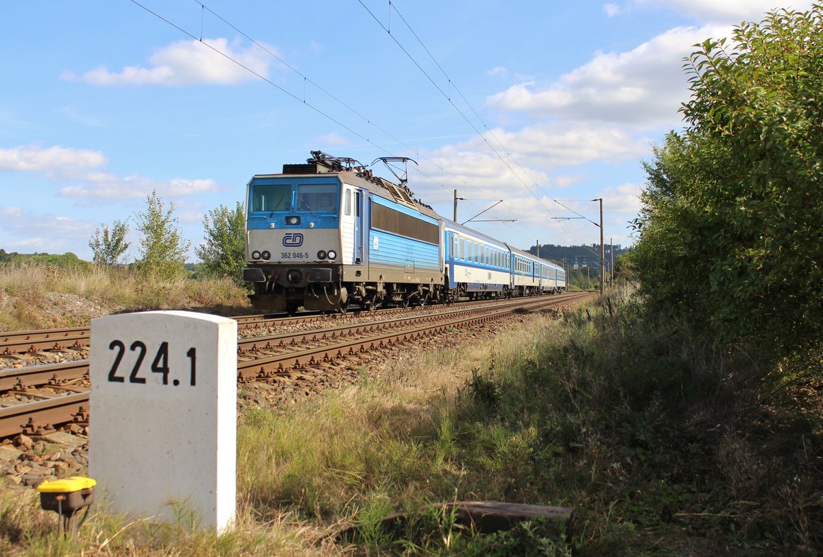 362 046-5 mit dem R 612 zu sehen am 17.09.19 bei Chotikov.