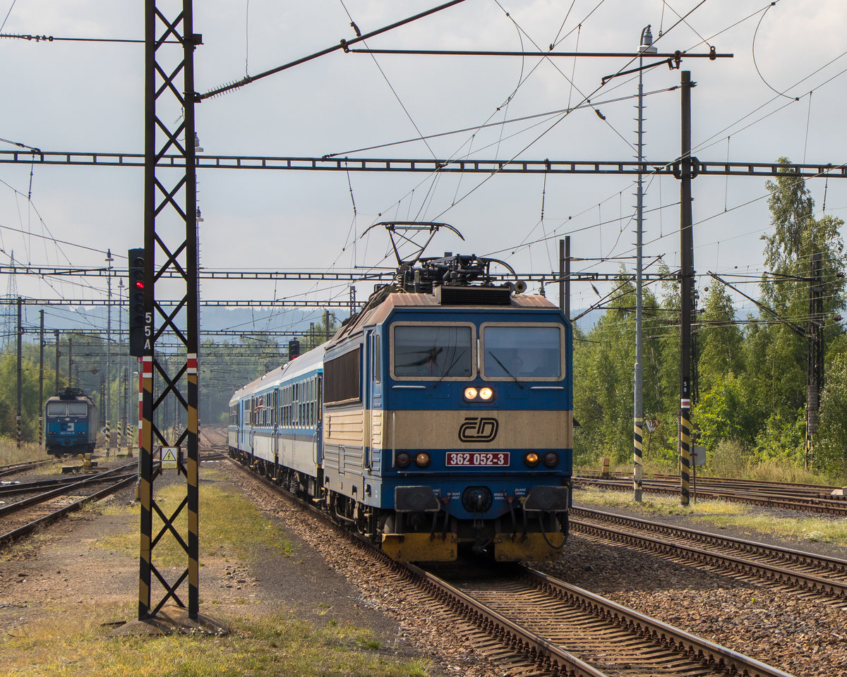 362 052-3 durchfährt am 2. August 2018 den Bahnhof Nove Sedlo u Lokte. Gruß an den freundlichen Lokführer. 