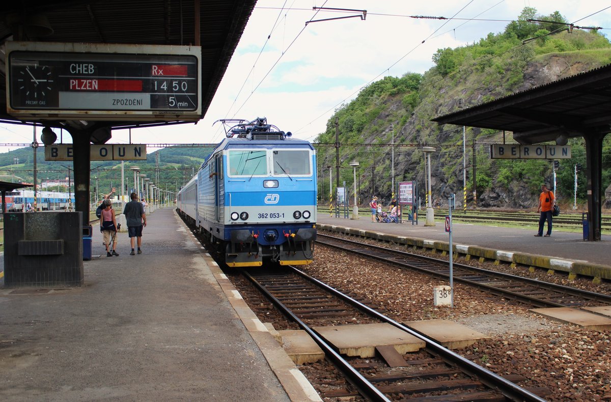 362 053-1 mit Rx 758 Křivoklát am 30.07.16 in Beroun. Auch hier nochmal mit dem alten Bahnhof und der alten Anzeige aufgenommen.