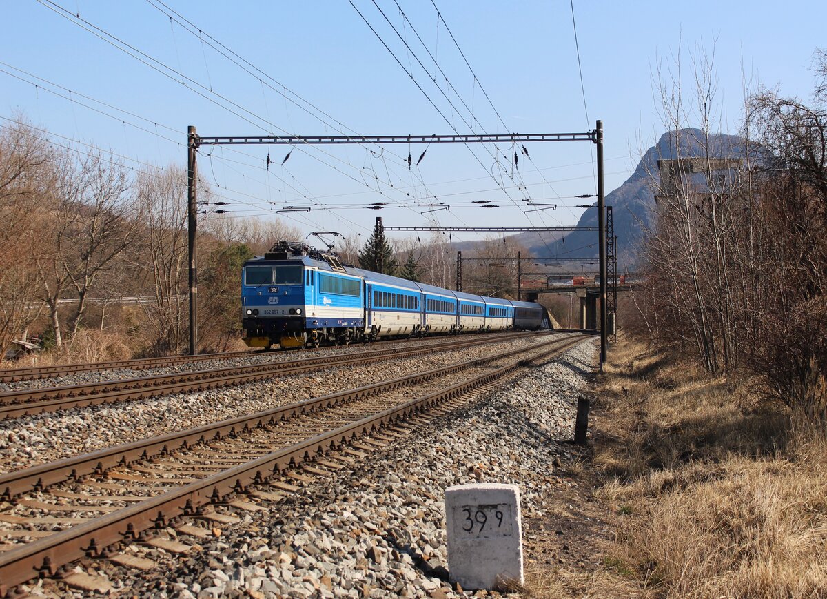 362 057-2 als R 614 (mit den neuen interJet Waggons) zu sehen am 20.03.22 in Želenice nad Bílinou.