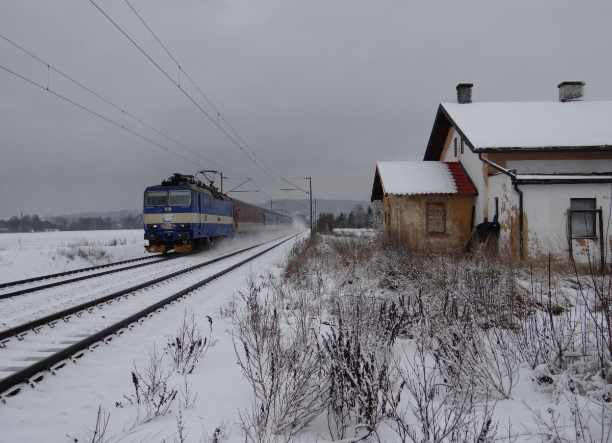 362 057-2 zu sehen bei Schneefall am 31.01.15 in Chotikov.