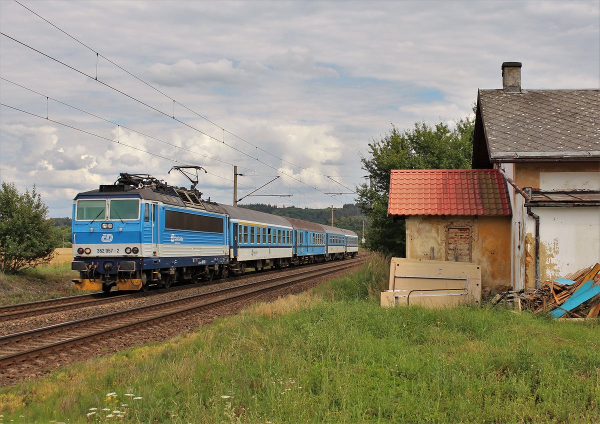 362 057-2 zusehen mit dem R 92612 am 25.07.20 in Chotikov. Die R Umläufe besitzen zur Zeit andere Nummern und fahren mit den älteren Waggons. Die Züge fahren zur Zeit nur zwischen Cheb und Karlovy Vary, weil dann eine Baustelle mit Vollsperrung ist. 