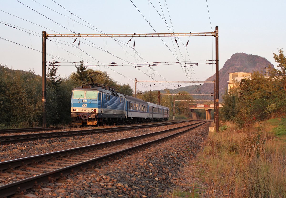 362 057 fuhr am 21.09.20 mit dem Sp 1950 durch Želenice n.Bílinou.