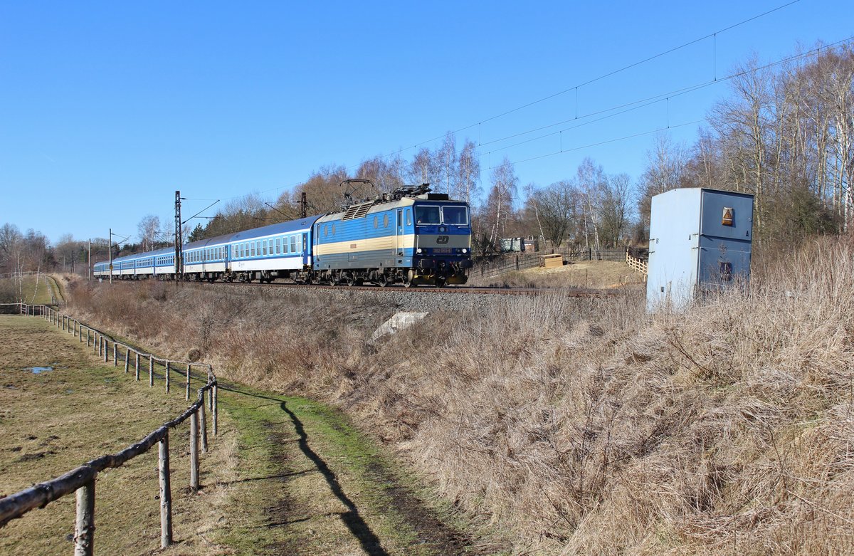 362 060-6 mit R 611 (bestehend aus 8 Waggons) zu sehen am 15.02.19 in Chotikov.