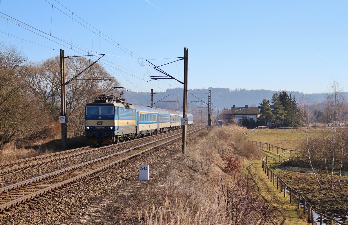 362 060-6 mit R 614 zu sehen am 15.02.19 in Chotikov.