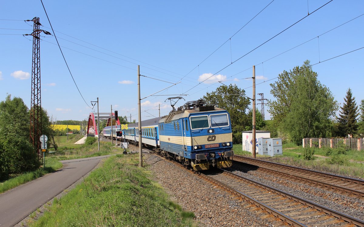 362 060-6 zu sehen mit dem R 610 Karlex am 08.05.18 bei Tršnice.