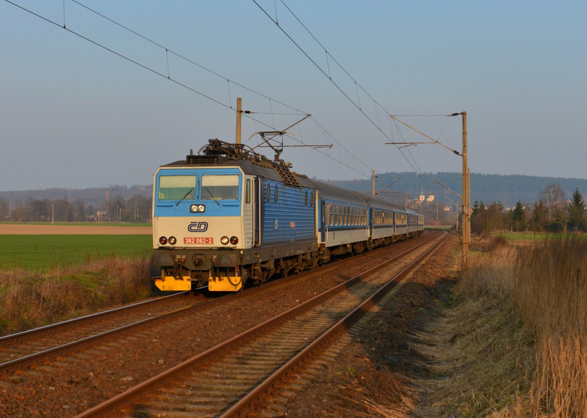 362 062 mit einem R nach Cheb am 29.03.2014 bei Chotíkov.