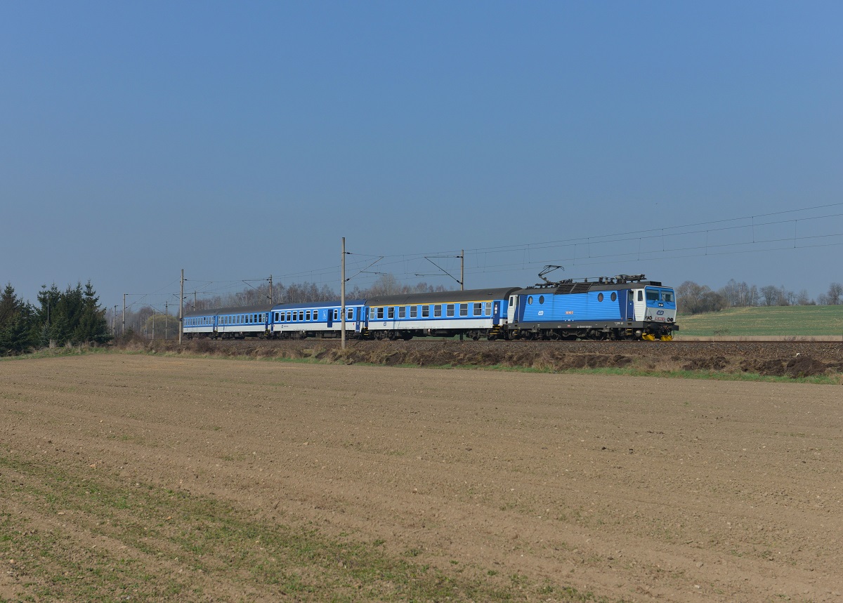 362 062 mit einem R nach Prag am 29.03.2014 bei Chotíkov. 