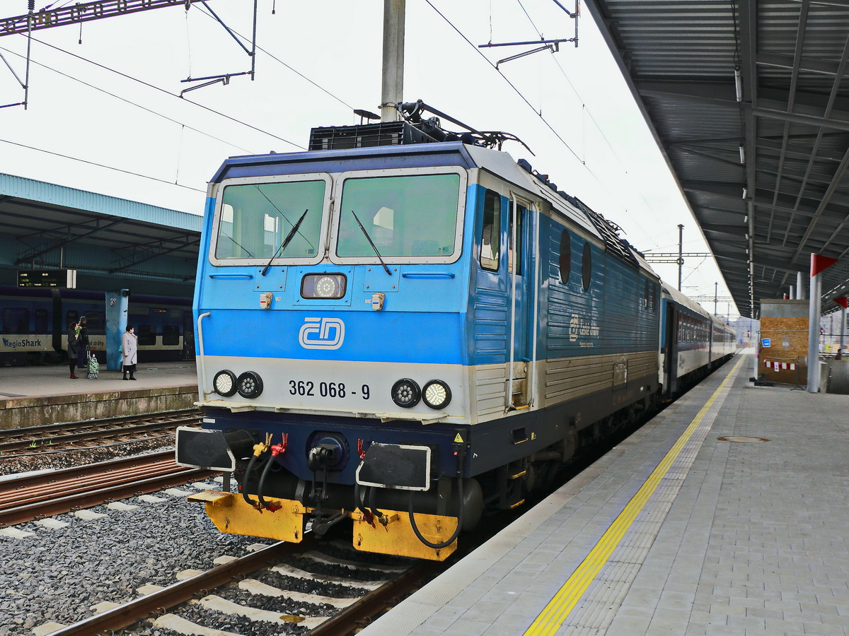 362 068-9 steht im Bahnhof von Cheb am 21. August 2019 zur Abfahrt bereit.
