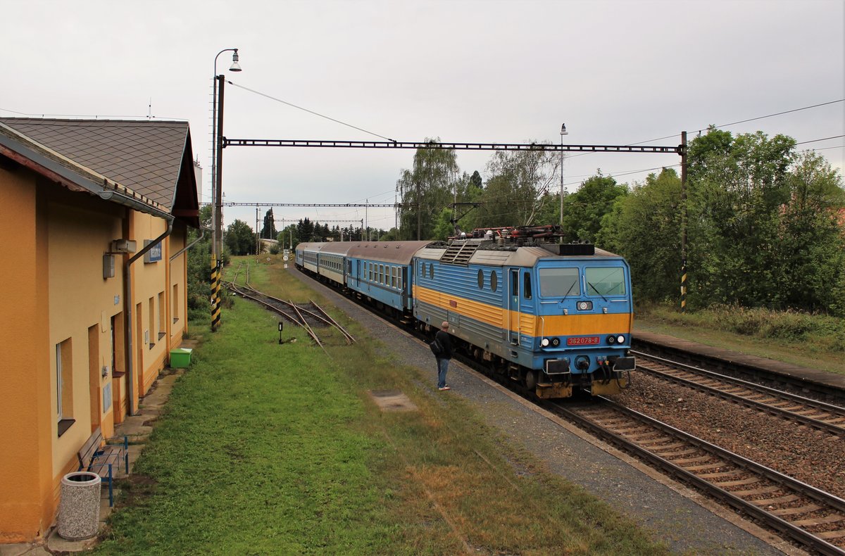 362 078-8 fuhr am 29.08.20 mit dem Sp 1679 in Nebanice ein.