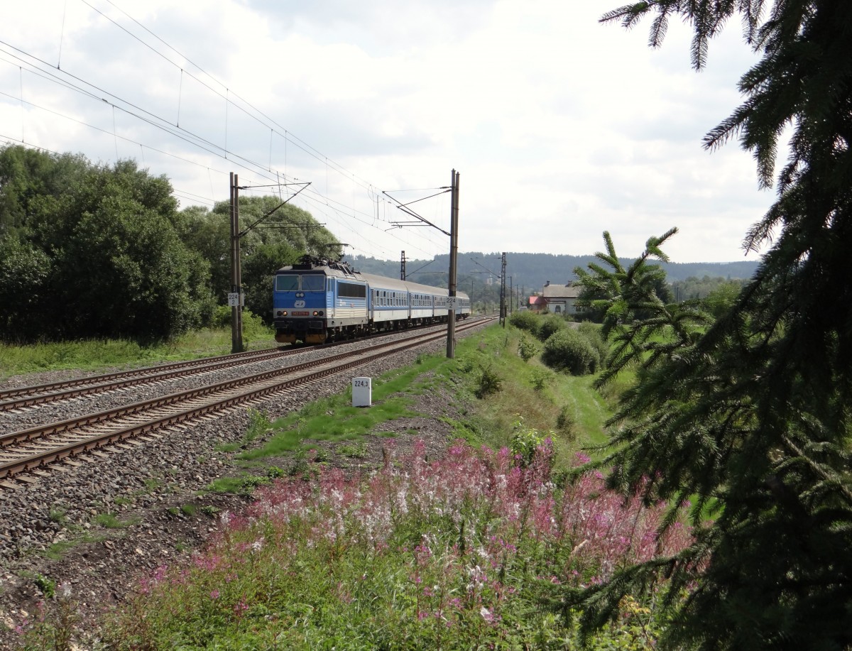 362 079-6 ist zu sehen am 01.08.14 mit einem Schnellzug in Chotikov .