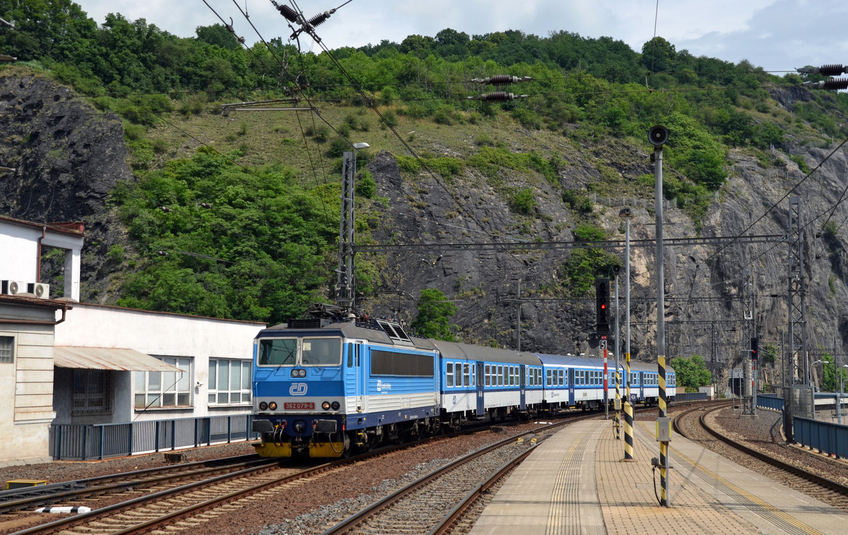 362 079 zog eine Garnitur Nahverkehrswagen am 14.06.16 in den Bahnhof Usti nad Labem. Später fuhr der Zug nach Lovosice ab.