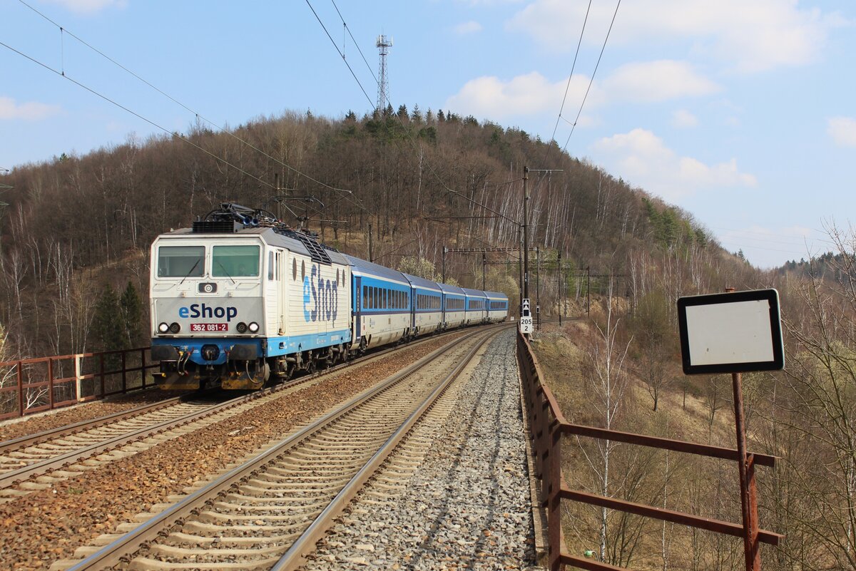 362 081-2 als R 614 zu sehen am 28.03.22 in Královské Poříčí mit den neuen interJet Waggons. Foto entstand vom Bahnsteigende!