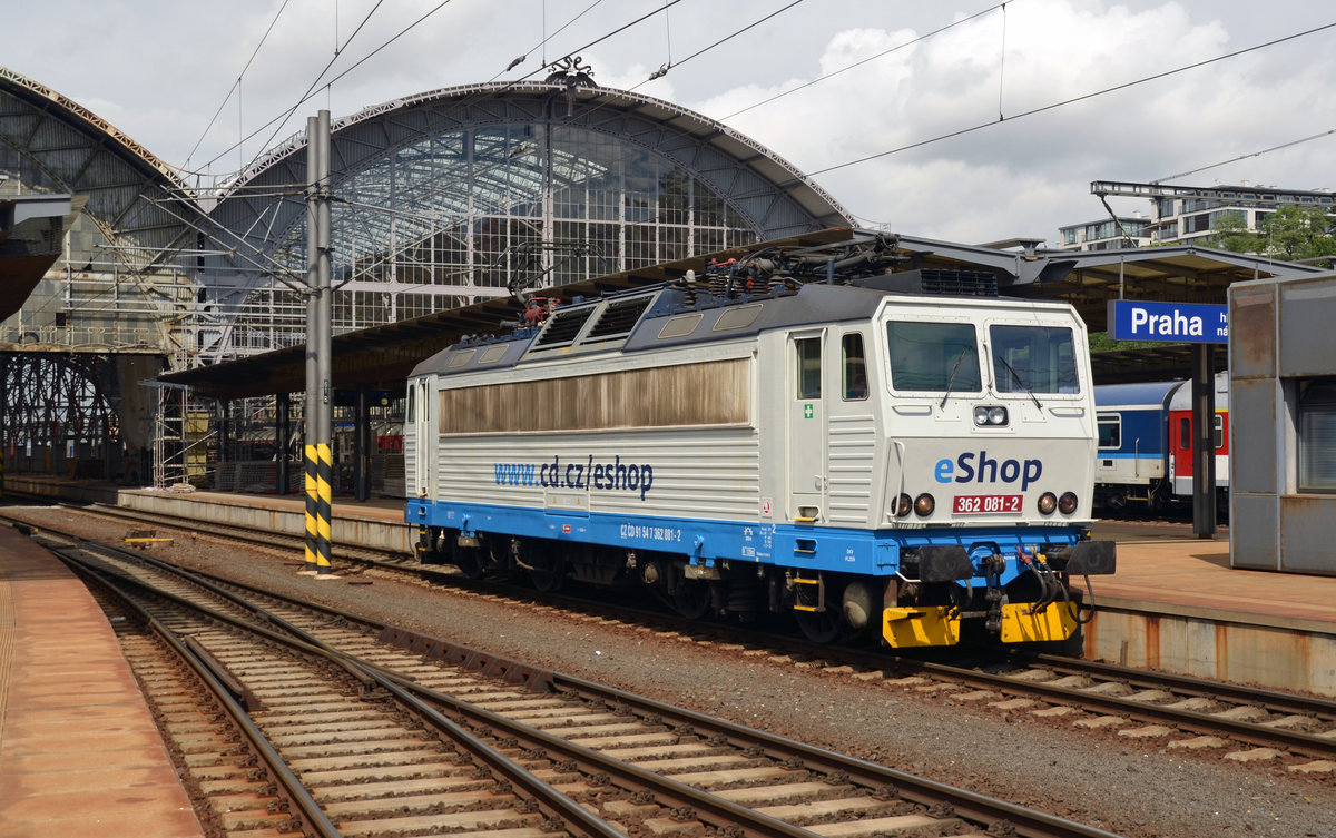 362 081 hat am Nachmittag des 15.06.16 ihre Parkposition vor dem Prager Hbf verlassen und wartet nun auf die Abfahrt Richtung Süden.