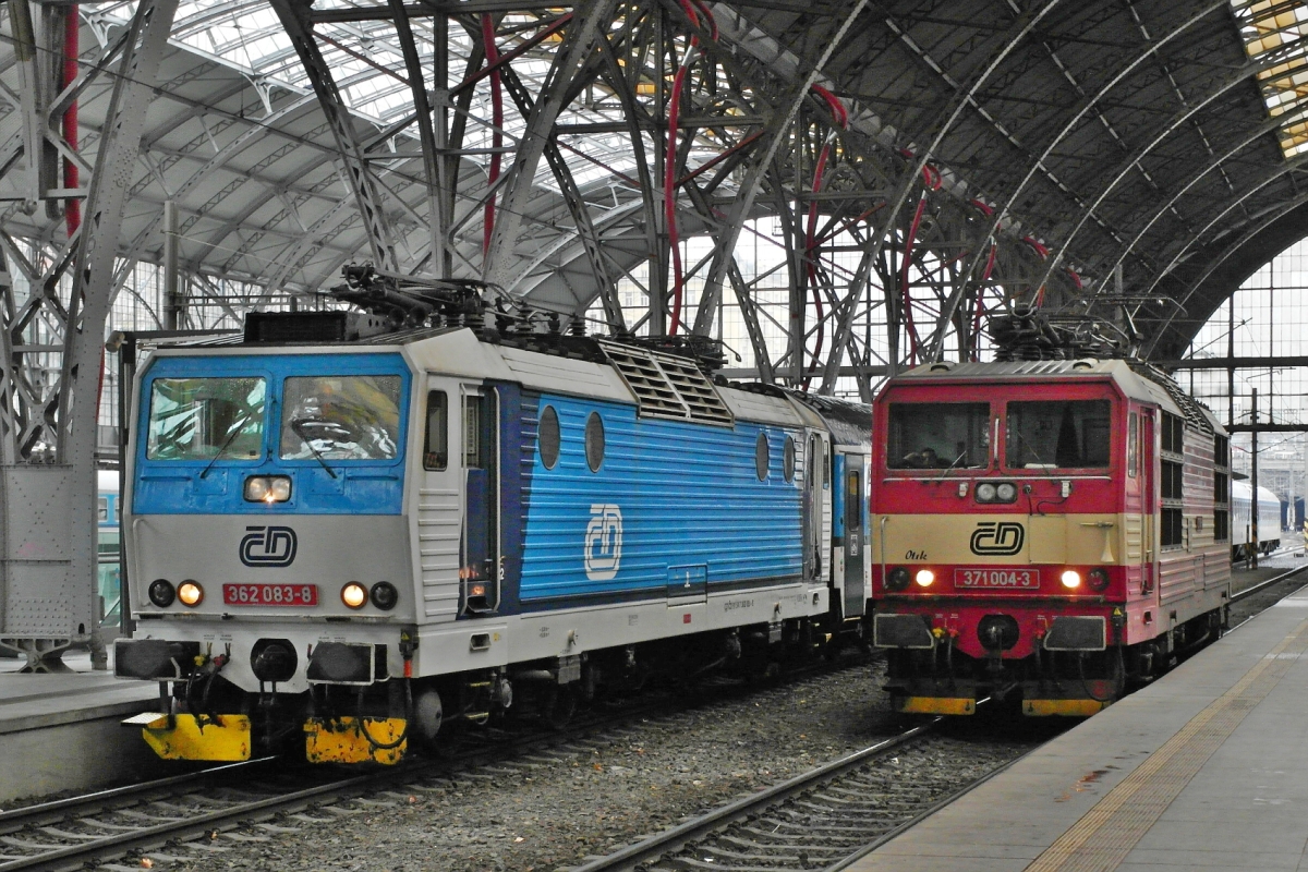 362 083-8 mit dem Schnellzug nach Brünn und die auf Rangierfahrt befindliche 371 004-3 im Prager Hauptbahnhof (15.11.2015).
