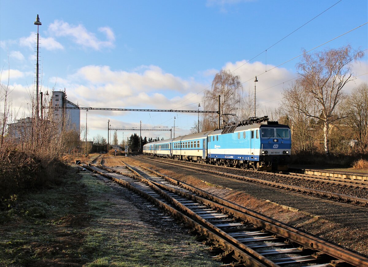 362 083 war am 20.12.21 mit dem R 611 in Nebanice zu sehen.