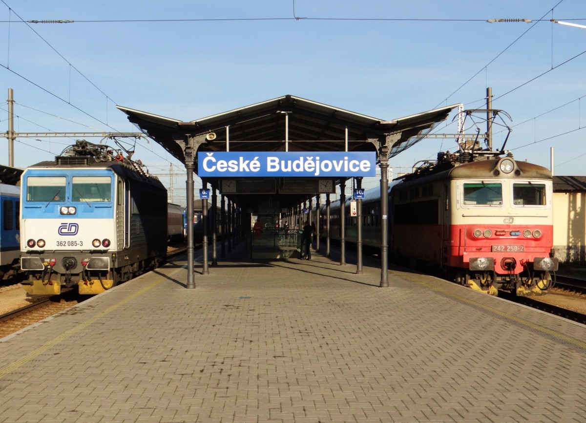 362 085-3 und 242 258-2 hier am 27.12.15 in České Budějovice.