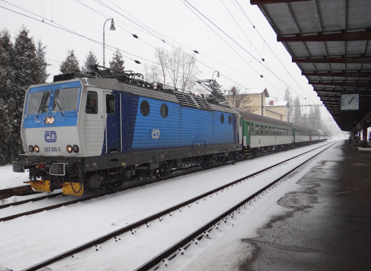 362 085-3 brachte am 23.01.16 einen Fan-Sonderzug nach Praha-Vršovice.