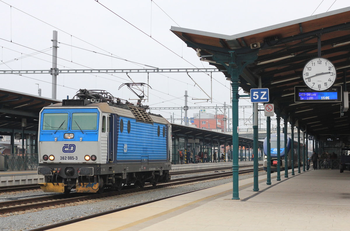 362 085 bei der Durchfahrt von Plzeň hlavní nádraží am 24.11.2019. 