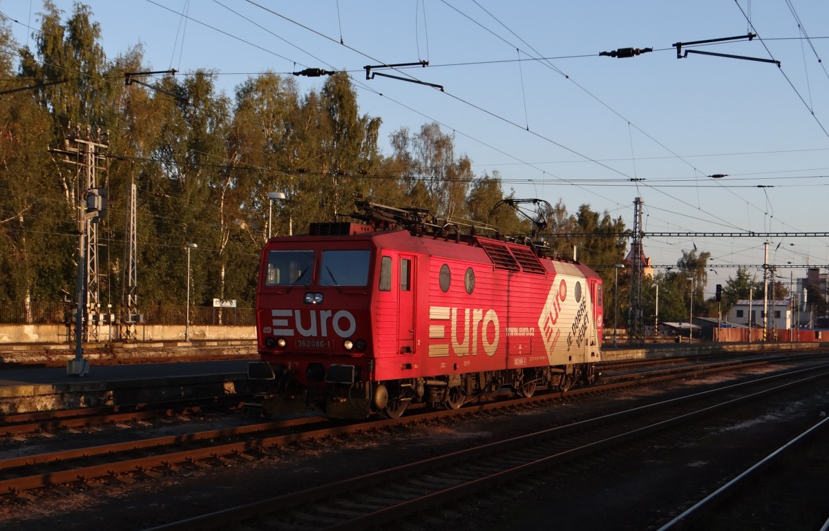 362 086-1 kam am 02.10.13 mit dem Sonnenaufgang in den Bahnhof Cheb.