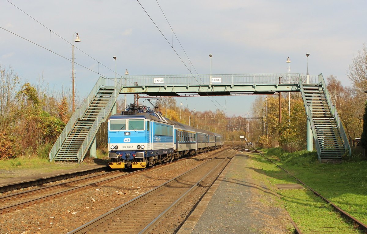 362 086-1 mit dem R 612 Svatava zu sehen am 02.11.17 in Nebanice.